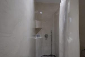Cyclops Beach Apartments的一间浴室