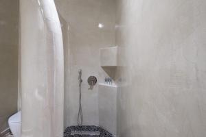 Cyclops Beach Apartments的一间浴室