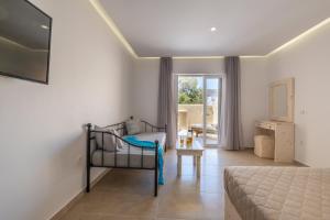 Cyclops Beach Apartments的休息区