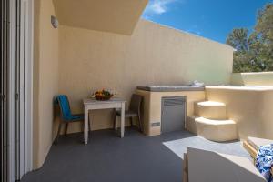 Cyclops Beach Apartments的休息区