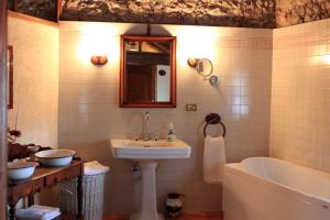 a bathroom with a tub and a sink and a bath tub at Casa Barnaba-Manin in Trivignano Udinese