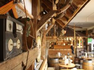 eine Küche mit Holzwänden und Tischen in einem Restaurant in der Unterkunft Fichtelberghütte in Kurort Oberwiesenthal