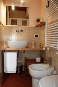 a bathroom with a sink and a toilet at Casale la Torretta in Norcia