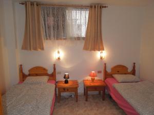 2 letti in una camera con 2 lampade e una finestra di Duplex Parque Santiago 2 close to pool, sea + beach, central, Wifi, heated pool a Playa de las Americas Altre 37 foto