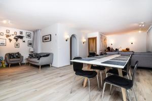 salon ze stołem, krzesłami i kanapą w obiekcie GreenKey Apartment S48 w Reykjavík