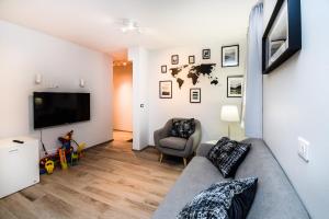 sala de estar con sofá y TV en GreenKey Apartment S48, en Reikiavik