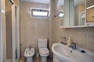 Kúpeľňa v ubytovaní Lovely beachfront apartment Puerto Banus Marbella + 31 fotografií