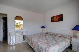 Posteľ alebo postele v izbe v ubytovaní Lovely beachfront apartment Puerto Banus Marbella