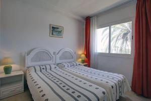 Posteľ alebo postele v izbe v ubytovaní Lovely beachfront apartment Puerto Banus Marbella