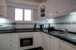 Kuchyňa alebo kuchynka v ubytovaní Lovely beachfront apartment Puerto Banus Marbella