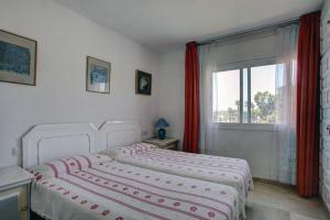 Posteľ alebo postele v izbe v ubytovaní Lovely beachfront apartment Puerto Banus Marbella