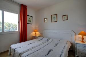 Posteľ alebo postele v izbe v ubytovaní Lovely beachfront apartment Puerto Banus Marbella