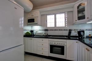 Kuchyňa alebo kuchynka v ubytovaní Lovely beachfront apartment Puerto Banus Marbella