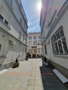 un patio vacío de un edificio con un edificio en Apartment Resavska, en Belgrado