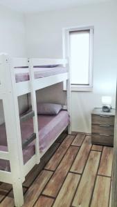 سرير بطابقين أو أسرّة بطابقين في غرفة في Apartment Srima