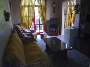 een woonkamer met een bank en een salontafel bij Studánka in Orlová