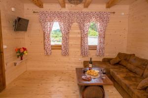- un salon avec un canapé et une table dans l'établissement Wood House, à Virpazar