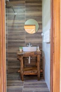 een badkamer met een wastafel en een spiegel bij Wood House in Virpazar