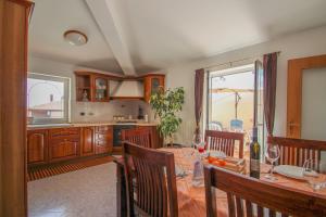 Kuchyň nebo kuchyňský kout v ubytování Apartment Nada