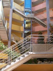 Un edificio con escaleras en frente. en Vanina Park, en Corte