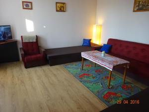 uma sala de estar com um sofá e uma mesa em Agroturystyka Przy Świerku em Chęciny