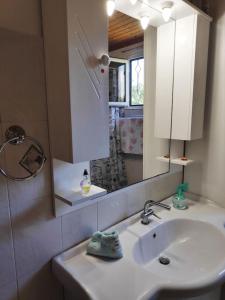 a bathroom with a sink and a mirror at Casa di Diamanto in Porto Rafti