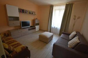 salon z kanapą i telewizorem w obiekcie LA CASA DI CHIANNI La Pieve w mieście Chianni