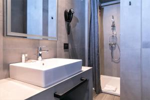 łazienka z białą umywalką i prysznicem w obiekcie J24 Hotel Milano w Mediolanie