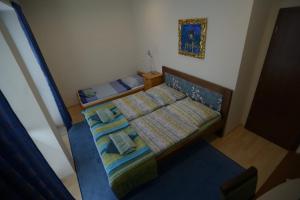 塔特蘭斯卡魯門尼卡的住宿－Apartmán Lomnica，一间小卧室,配有带两个枕头的床