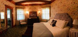 Ένα ή περισσότερα κρεβάτια σε δωμάτιο στο McCloud Hotel