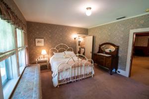 Ένα ή περισσότερα κρεβάτια σε δωμάτιο στο McCloud Hotel