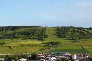 una vista aérea de una ciudad en un campo verde en Landhaus Bergkrone en Willingen