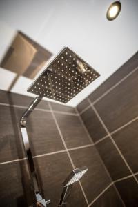 Ванная комната в N'ista Boutique Rooms Birkdale, Southport +13 фотографий