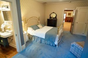 Ένα ή περισσότερα κρεβάτια σε δωμάτιο στο McCloud Hotel