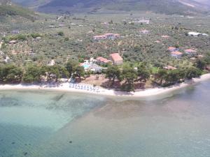 eine Luftansicht eines Resorts am Strand in der Unterkunft Hotel Zafira in Skala Rachoniou