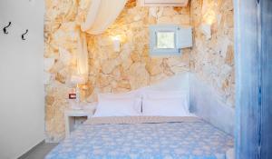 Postel nebo postele na pokoji v ubytování Starlight Luxury Seaside Villa & Suites + 37 fotografií