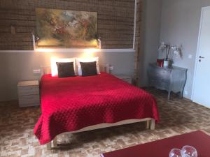 1 dormitorio con cama roja y manta roja en Villa Kadriorg Hostel en Tallin