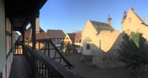 uma vista a partir de uma varanda de uma cidade com edifícios em Duplex Saint Lustre, view over castle and storks, 5 mn from Colmar em Eguisheim