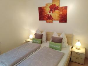 2 camas individuales en una habitación con 2 lámparas en Landhaus Sarah, en Dorfgastein