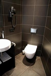 łazienka z toaletą i umywalką w obiekcie Hotel Grey w Luksemburgu