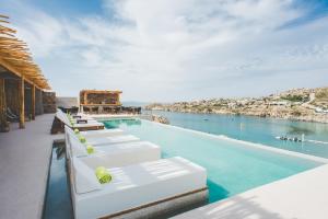 ein Swimmingpool mit Blick auf das Wasser in der Unterkunft Super Paradise Hotel in Super Paradise Beach