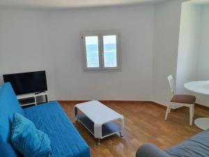 ein Wohnzimmer mit einem blauen Sofa und einem Tisch in der Unterkunft pozo in Pozo Izquierdo