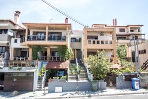 obraz budynku apartamentowego w obiekcie Vista Del Mare 1 w mieście Nea Roda