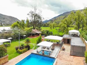 uma vista aérea de um resort com uma piscina em Arhaná Hosteria & Resort em Gualaceo