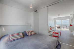 
A bed or beds in a room at knokkeappart Penthouse 4 pers
