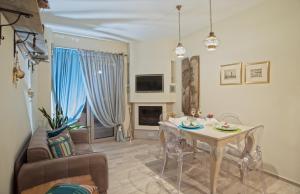 uma sala de estar com uma mesa e um sofá em Eftopia Beachfront 2-bedrooms apartment em Kokkari