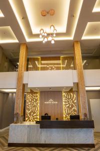 eine Lobby eines Hotels mit einem Kronleuchter in der Unterkunft Fuente Mayor Hotel Centro in Mendoza