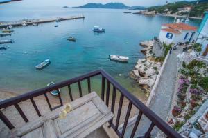 Gallery image of Eftopia Beachfront 2-bedrooms apartment in Kokkari +51 photos