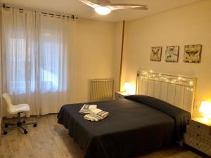 タラゴナにあるApartament Prat de la Ribaのベッドルーム1室(ベッド1台、タオル2枚付)