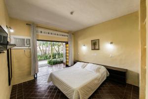 Cama ou camas em um quarto em Pousada Passeio Brig Maresias mais 37 fotos